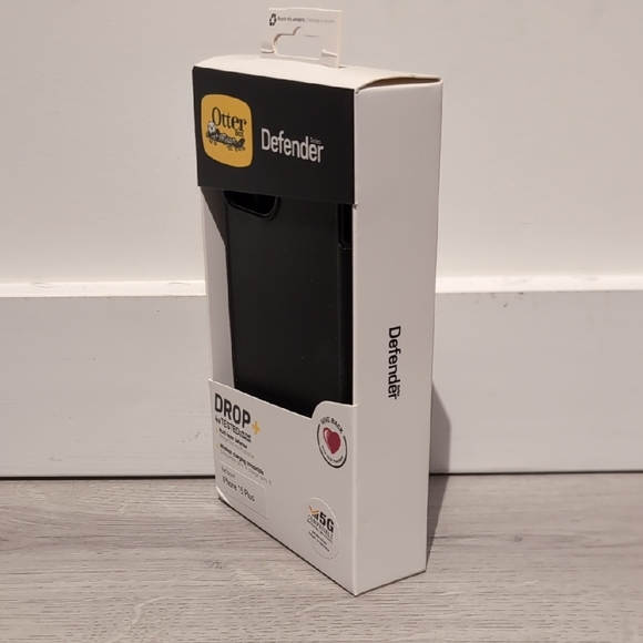 OtterBox Defender Series Black Case for iPhone 15 Plus - Picture 2 of 3